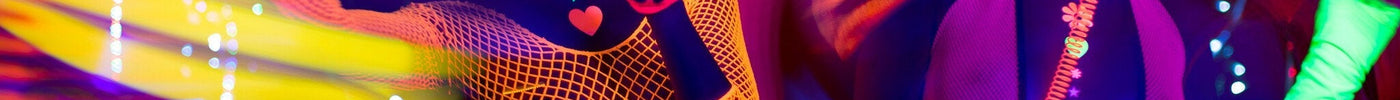 Neon party outfit met fluorescerende kleding en accessoires