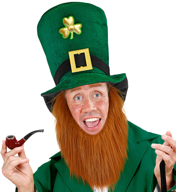 Leprechaun hoge hoed met lange roodbruine baard gedragen bij een groen kostuum