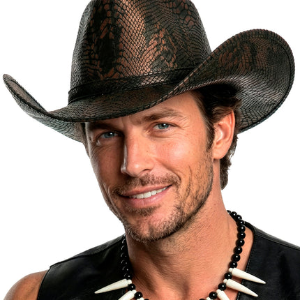 Close-up cowboyhoed pythonprint met gevlochten bies langs de brede rand