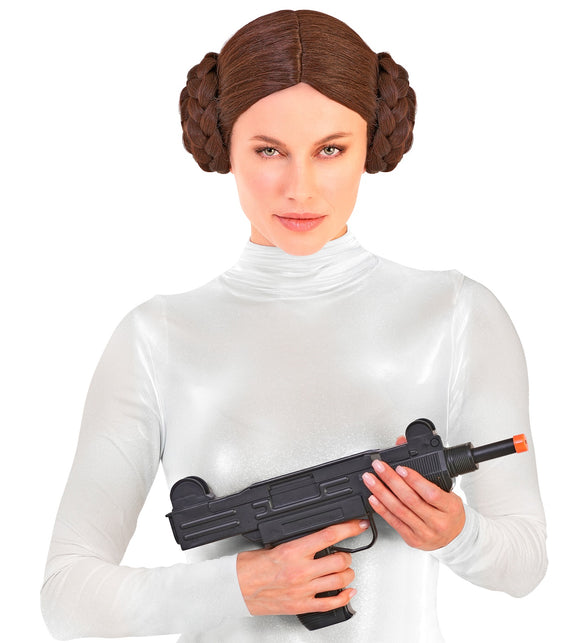 Pruik space princess gedragen bij een witte glanzende top, ideaal voor een sciencefictionfeest
