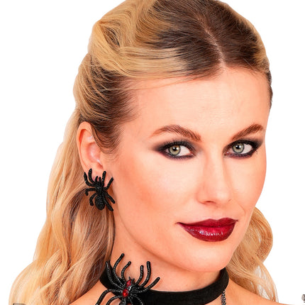 Close-up van de zwarte spinnenoorbel bij donkere make-up en opgestoken haar