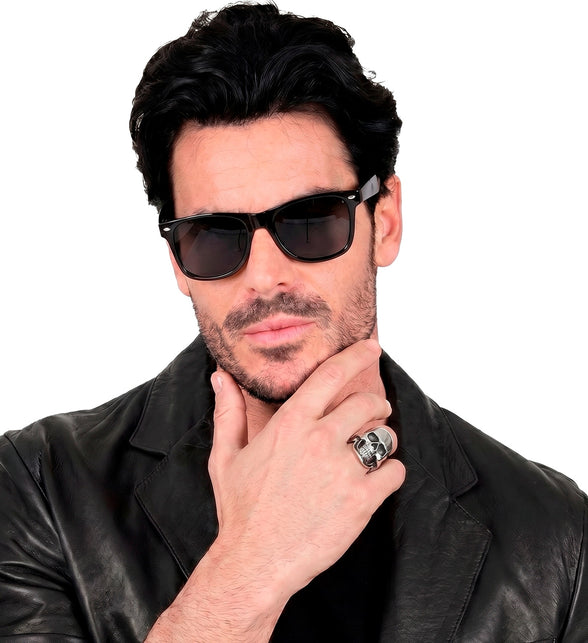 Schedel ring aan herenhand bij zwart leren jas, gothic- en bikerlook