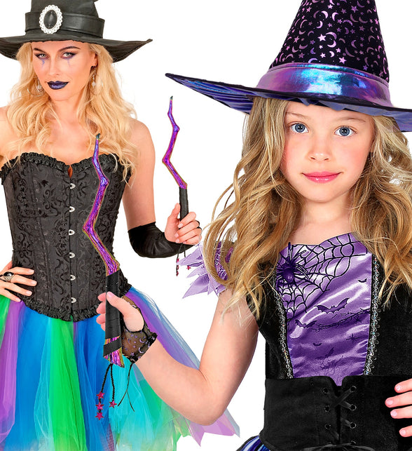 Toverstaf vastgehouden door dame en meisje in heksenkostuum voor Halloween