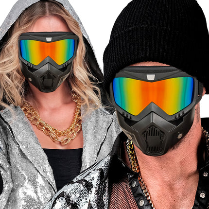 Tactisch masker met gespiegeld regenboogvizier gedragen onder capuchon en zwarte muts