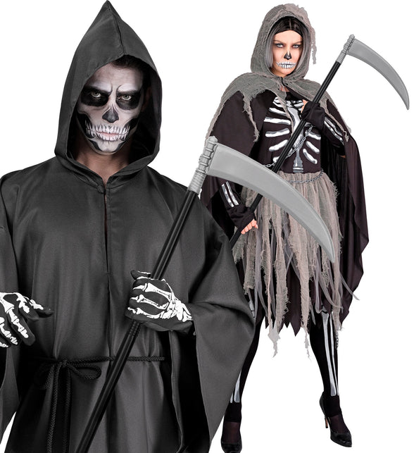 Grijs zeisblad met geribbelde greep in close-up bij donkere Halloween-outfits