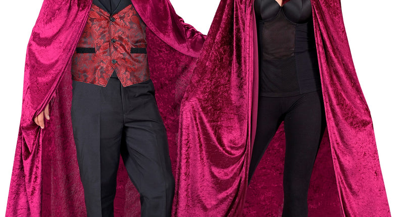 Bordeaux fluwelen cape met kap gedragen door dame en heer, lang wijnrood velours voor Halloween