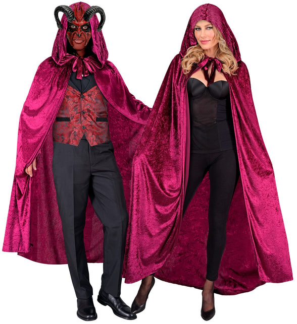 Bordeaux fluwelen cape met kap gedragen door dame en heer, lang wijnrood velours voor Halloween