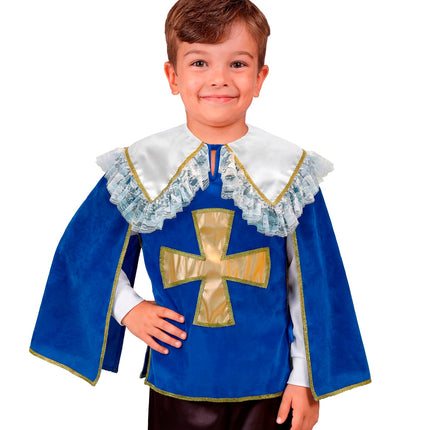 Blauwe musketier jas voor jongens gedragen door kind, met wijde mouwpanden en gouden bies