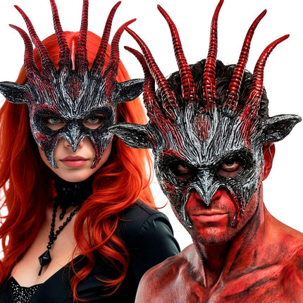 Masker beest infernaal gedragen door dame en heer bij een Halloween-outfit