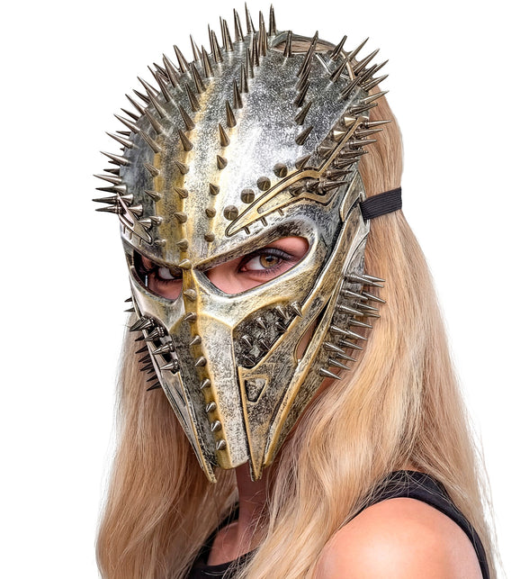 Alien masker predator met studs zijaanzicht op model, zwart elastiek achter het hoofd