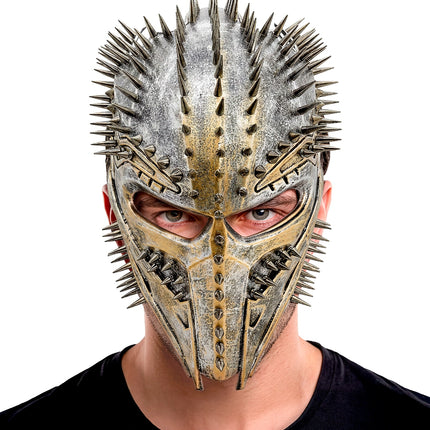 Alien masker predator met studs op model, vooraanzicht met metaalkleurige punten en zwart shirt