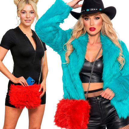 Rode pluche handtas gedragen bij zwarte outfit en bij bontjas op discofeest