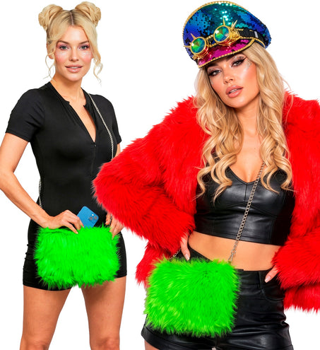 Neongroene pluche schoudertas gedragen bij een zwarte outfit voor een neonfeest