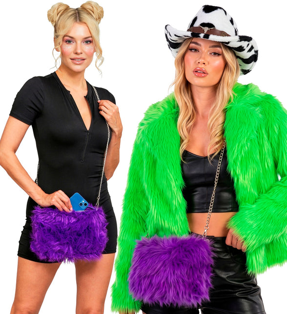 Paarse pluche handtas gedragen bij zwarte bodysuit en felgroene pluche jas