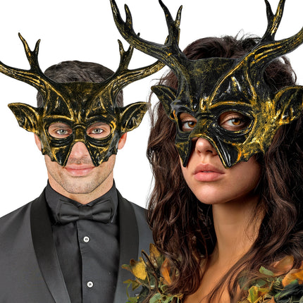 Masker Baphomet gedragen door dame en heer op een gemaskerd bal