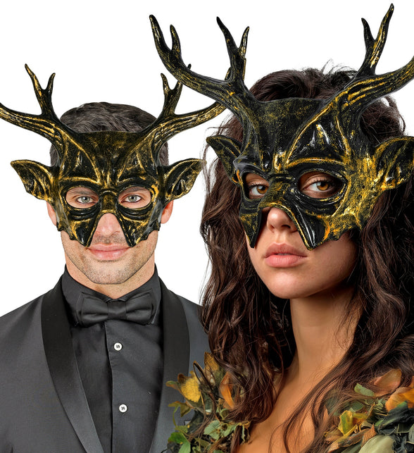 Masker Baphomet gedragen door dame en heer op een gemaskerd bal