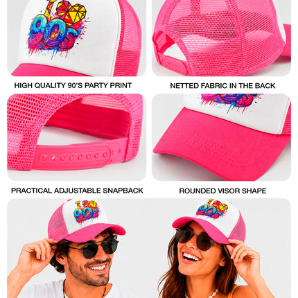 Detailbeelden pet jaren 90: graffitiprint, roze mesh achterpanden, verstelbare snapback en ronde klep