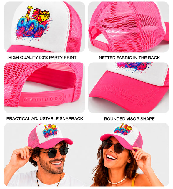 Detailbeelden pet jaren 90: graffitiprint, roze mesh achterpanden, verstelbare snapback en ronde klep