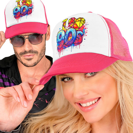 Pet jaren 90 gedragen door dame en heer op een 90s themafeest