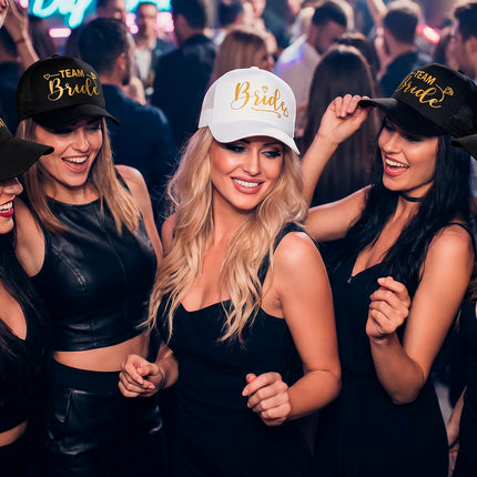 Zwarte Team Bride petten met gouden opdruk op een vrijgezellenavond in de club