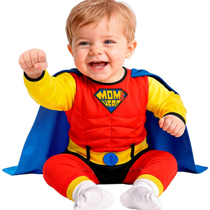 Zittende baby in rode superheldenjumpsuit met gele riemband en blauwe gesp