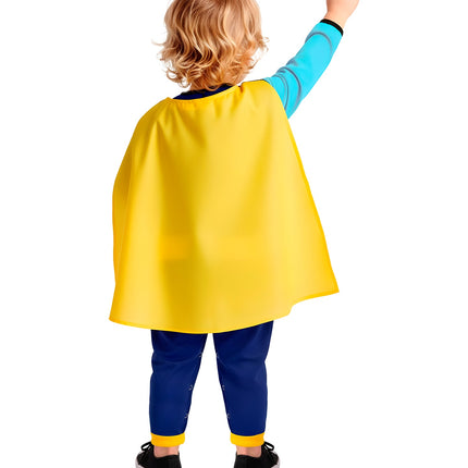 Achterkant van het babysuperheldenpak met lange gele cape over de rug