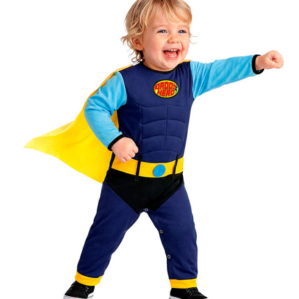 Superheldenpak baby met wapperende gele cape, gestikte spierenprint op de borst