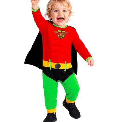 Superheldenpak baby staand: rode jumpsuit met gele riem en groene broekspijpen met gele boorden
