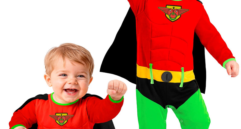 Superheldenpak baby rood met spierprint, gele riem, groene broek en zwarte cape voor een verkleedfeest