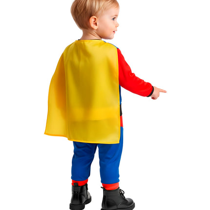 Achterkant superheld babypakje met lange gele cape en blauwe broek met rode boorden