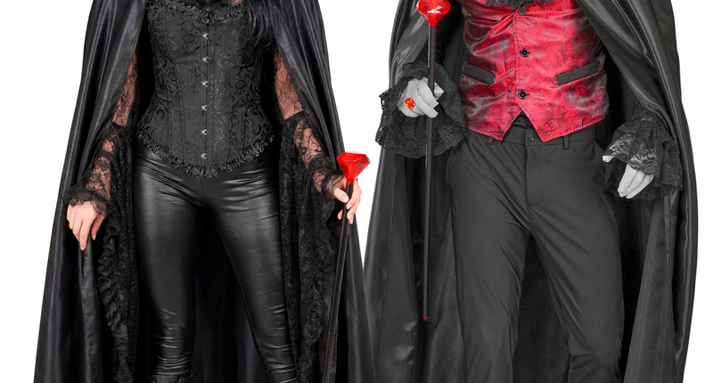 Satijn vampier cape zwart met rode staankraag, gedragen door dame en heer voor Halloween