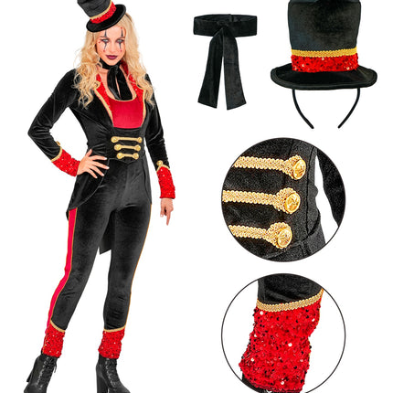 Circusdirecteur jumpsuit dames met losse strikdas, hoge hoed op diadeem en detail van gouden knopen