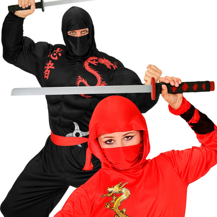 Twee ninja zwaarden gedragen door volwassene en kind bij een ninja-outfit op themafeest