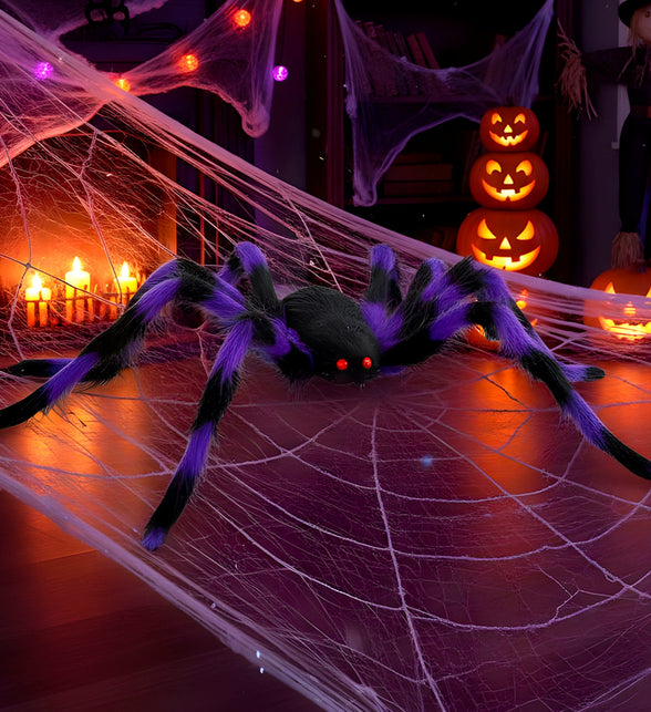 Zwart-paarse spin op kunstspinrag tussen pompoenen en kaarsen als Halloweendecoratie