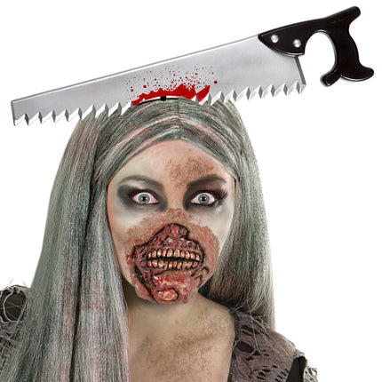 Bloederige zaag in hoofd gedragen bij zombielook met grijze pruik en horrorschmink
