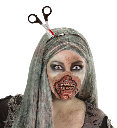 Bloederig schaar in hoofd bij zombielook met lang grijs haar, bloedspatten op het schaarblad