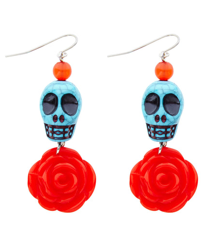 Schedel met roos oorbellen