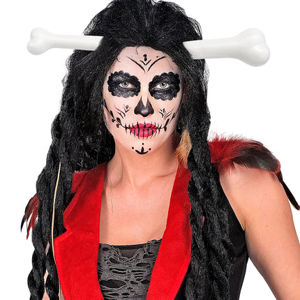 Bot door hoofd diadeem boven zwarte pruik bij geschminkte Halloweenlook