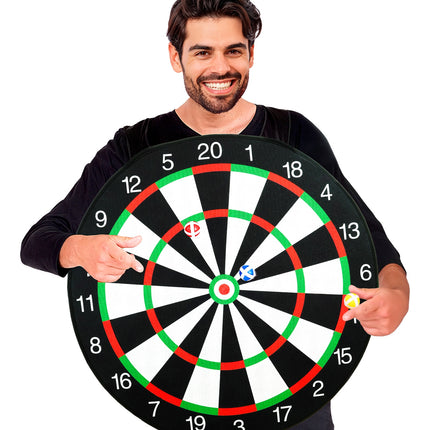 Dartbord kostuum op zwart shirt gedragen, met rode bull en ballen in het bord