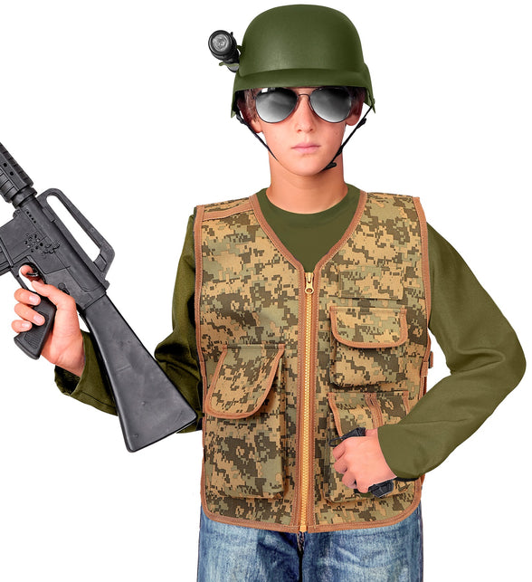 Jongen in camouflage tactisch gilet met digitale legerprint als soldatenverkleedkleding