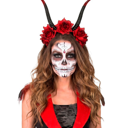Hoofddeksel met hoorns en rood rozen voor dames close-up – accessoires