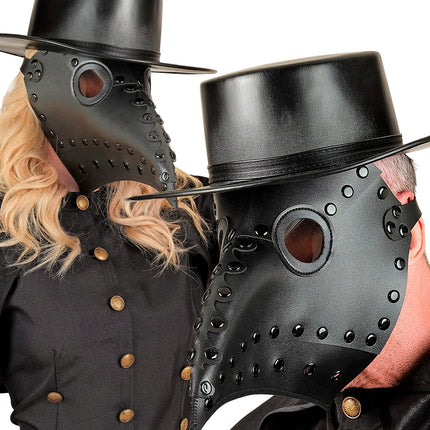 Zwarte kunstleren hoed gedragen boven snavelmaskers op een Halloweenfeest