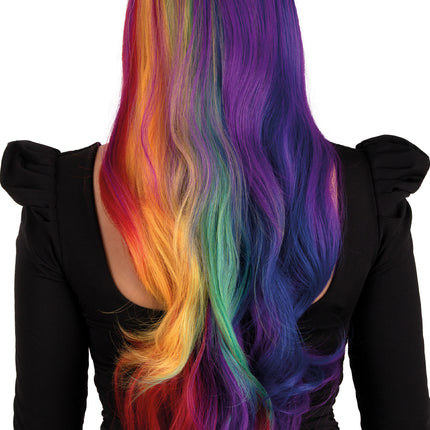 Achterkant van de 75 cm lange krullenpruik met regenboogkleuren over de volledige rug