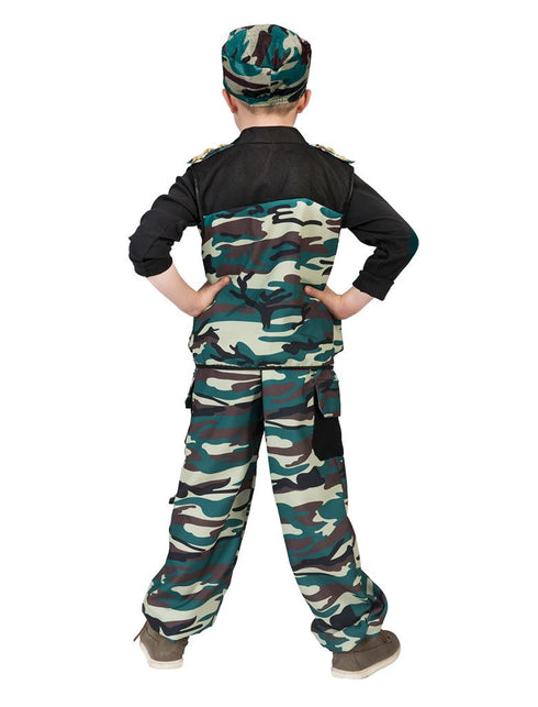 Achterkant van het Combat Trooper kostuum jongens met camouflagerug van het vest en bijpassende pet