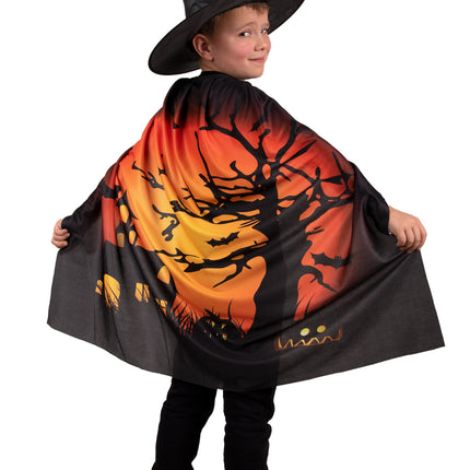 Achterkant Halloween cape met vleermuizen, grafstenen en pompoengezicht op oranje lucht