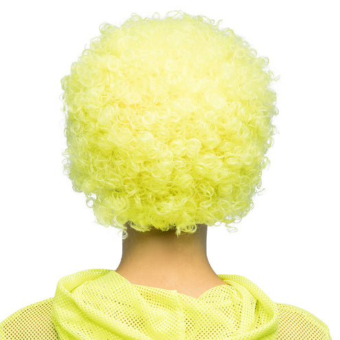 Achterkant van de neongele afropruik met bolvormig krullenvolume