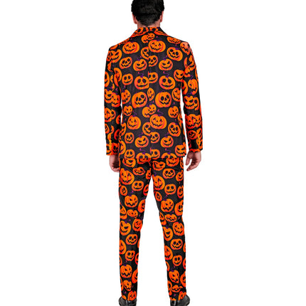 Achterkant van het pompoenpak met grijnzende pompoenkoppen over rug en broek