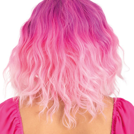 Achterkant van de pruik Alicia roze, ombré van paarsroze naar babyroze golven