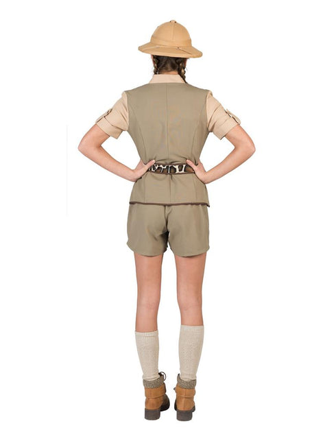 Achterkant van de safari outfit vrouw met getailleerde blouse over de korte broek