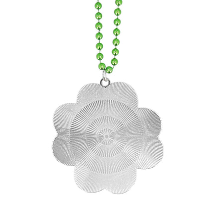 Achterkant van de shamrock ketting hanger, zilverkleurig met een ingeslagen stralenpatroon